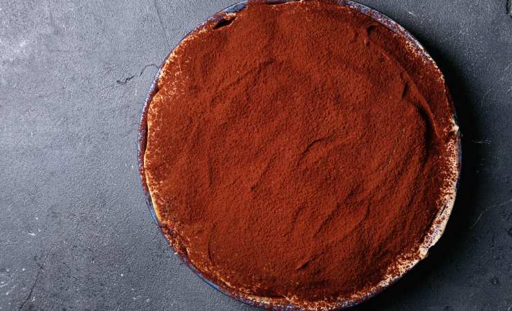 Torta al tiramisù con strato di cacao amaro