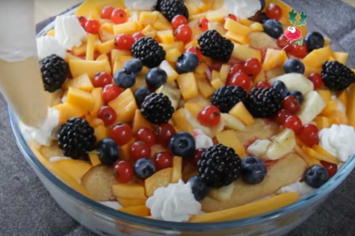 pirofila con la zuppa di frutta