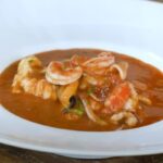 zuppa di pesce nel piatto