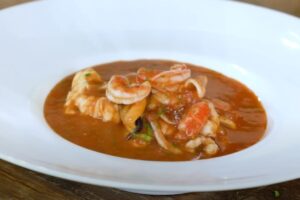 zuppa di pesce nel piatto