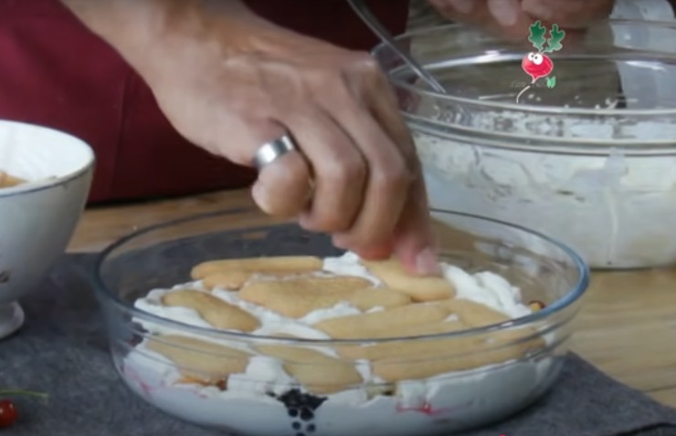 rapanello prepara base zuppa di frutta