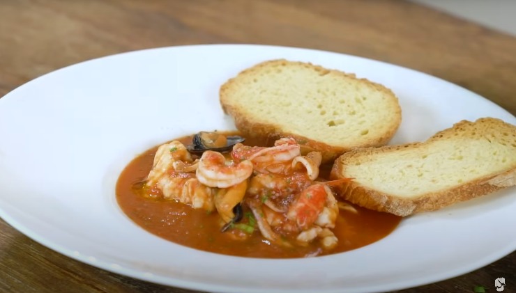 zuppa di pesce con fette di pane