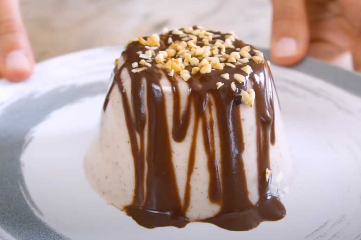 dolcetto tipo budino con cioccolato e granella