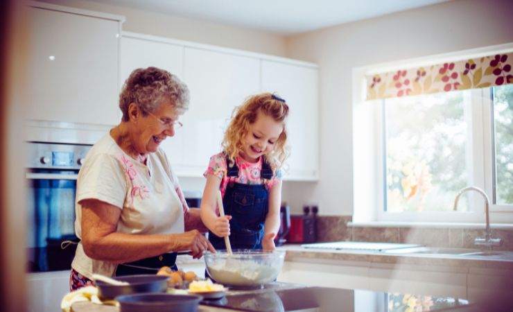 nonna con la nipote che cucinano