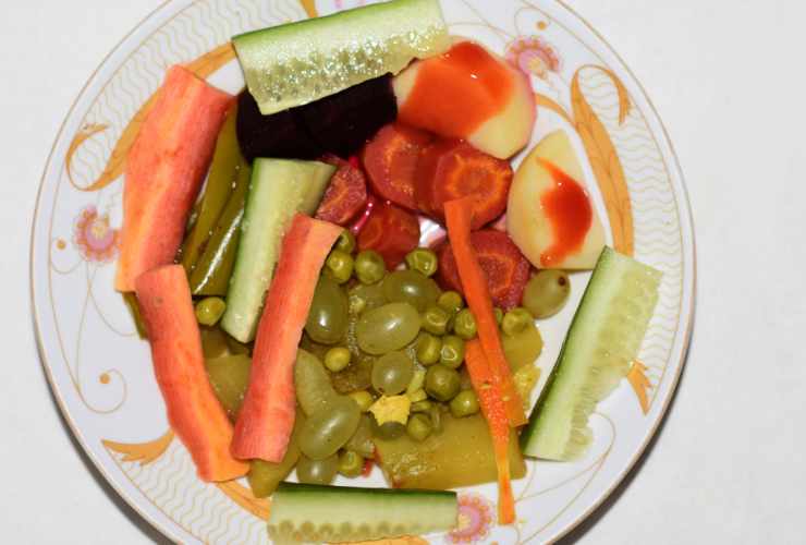 insalata di frutta e verdura nel piatto