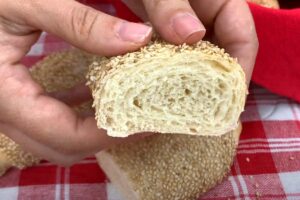 mani toccano un panino