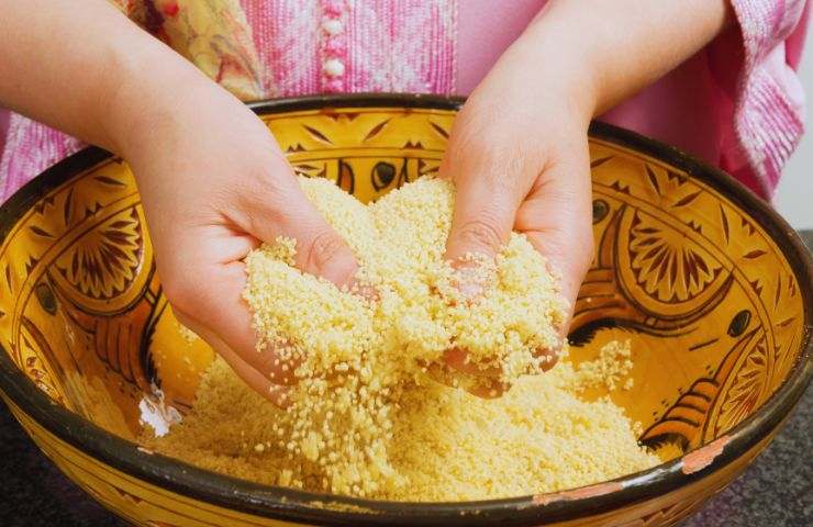persona muove cous cous con l'acqua