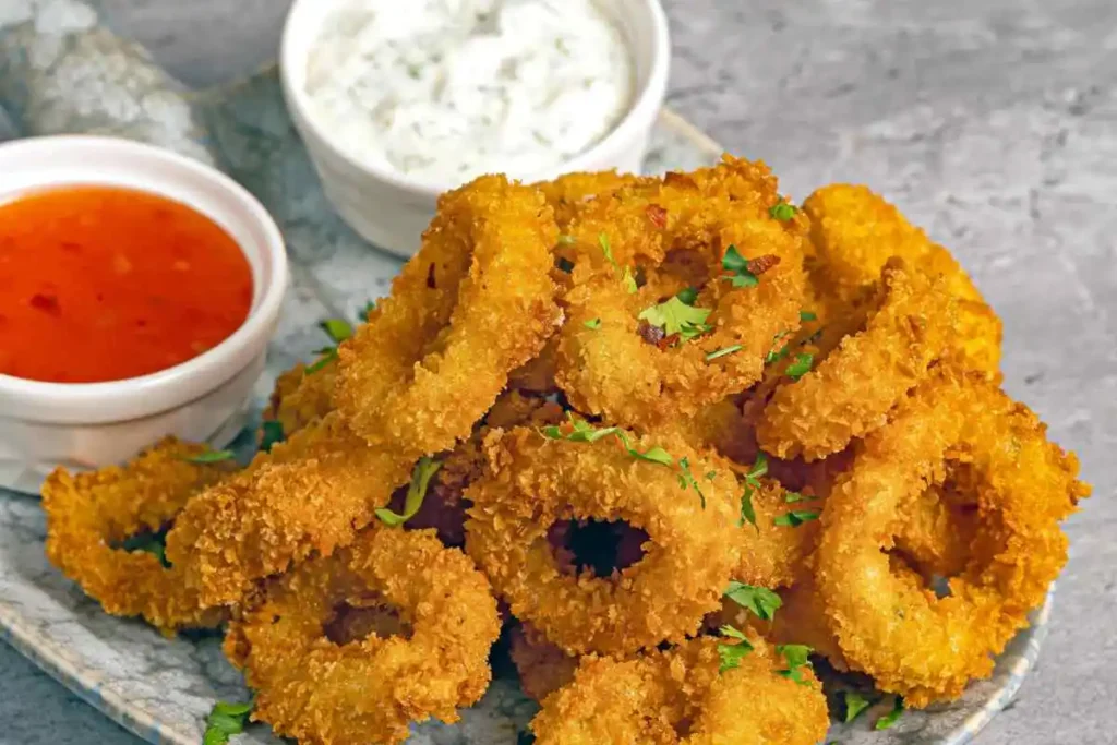 anelli di cipolla con salsa