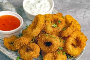 anelli di cipolla con salsa