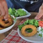 anelli di zucchine con riso e insalata coi pomodori