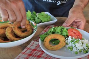 anelli di zucchine con riso e insalata coi pomodori