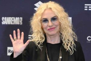 Antonella Clerici che saluta con la mano