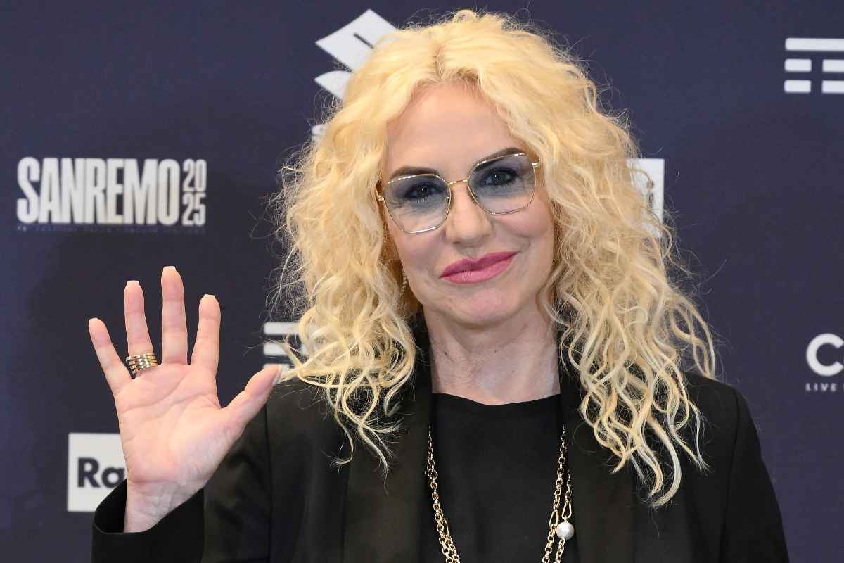 Antonella Clerici che saluta con la mano