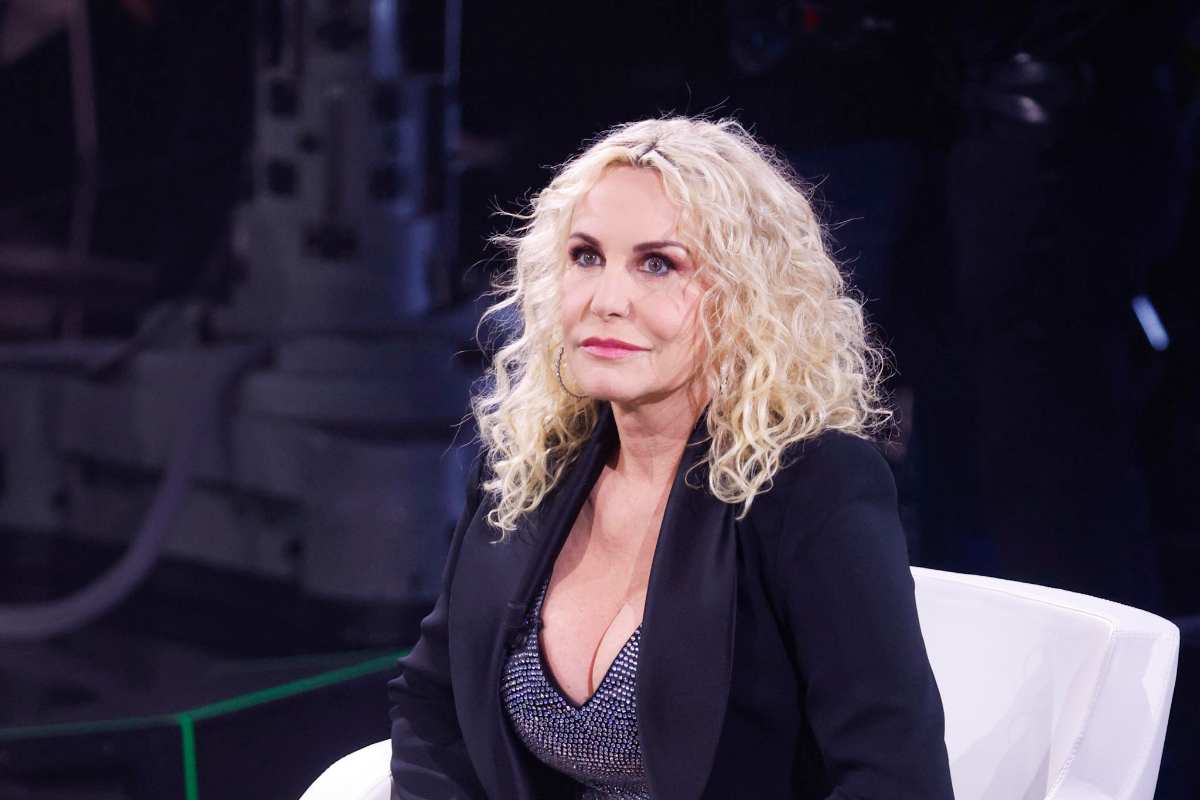 Antonella Clerici con espressione seria