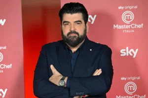 Antonino Cannavacciuolo a braccia conserte