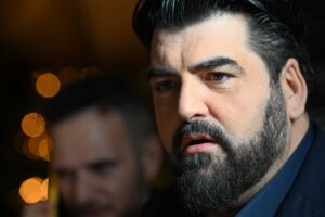 Antonino Cannavacciuolo con estressione seria