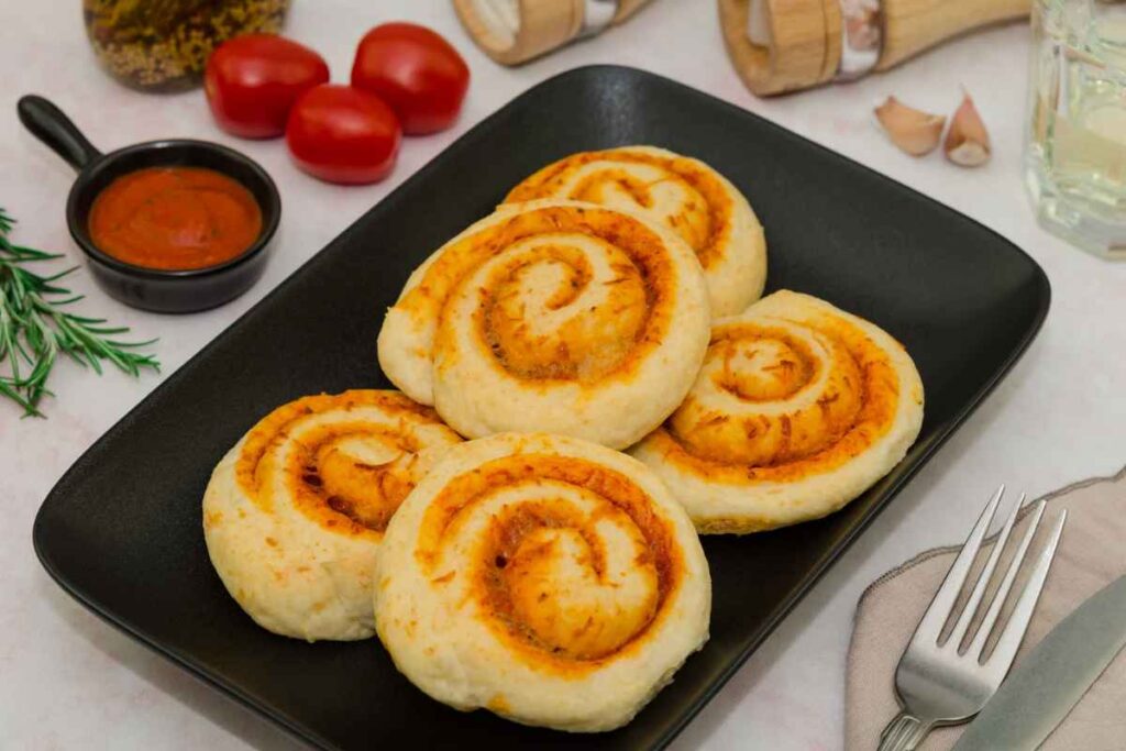 Cinque girelle salate su un vassoio nero