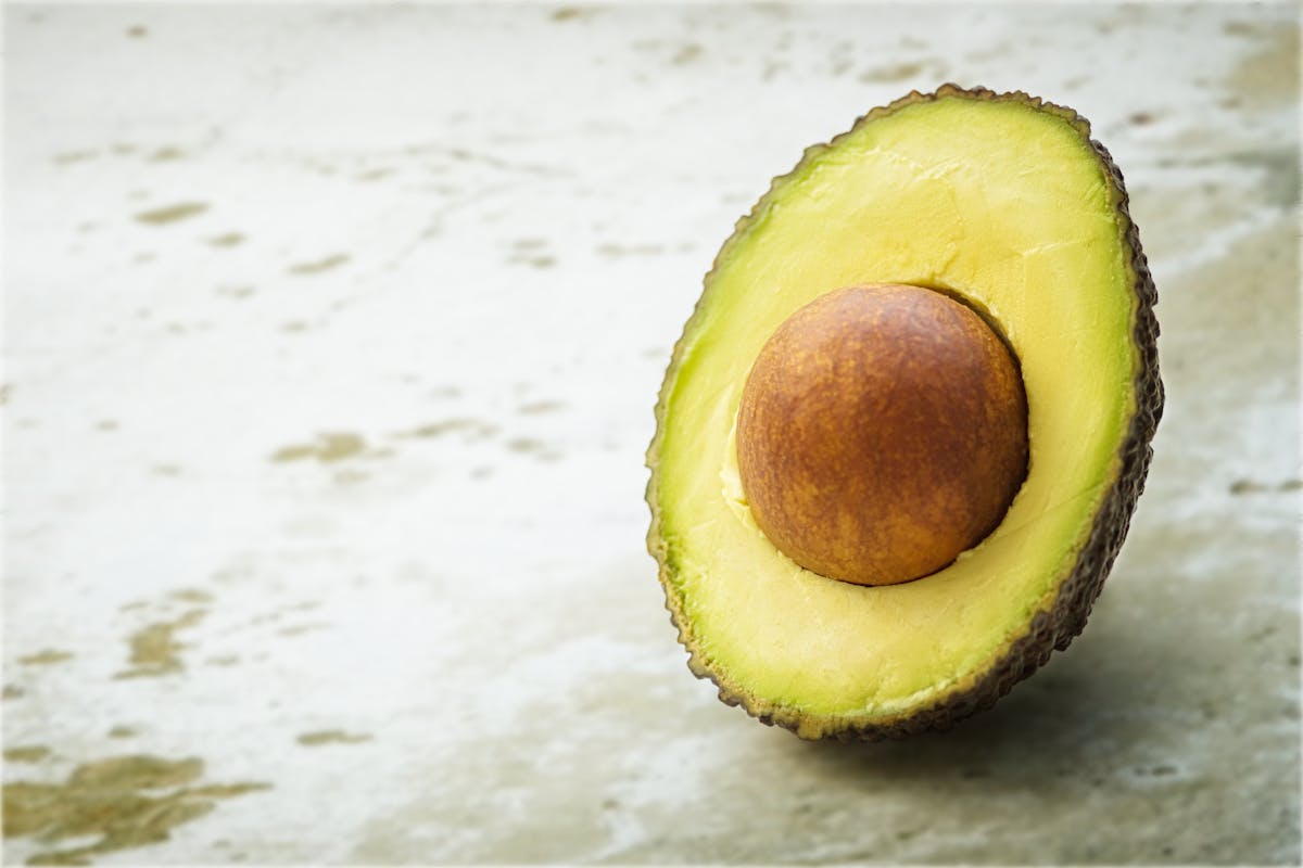 Mezzo avocado aperto con nocciolo visibile