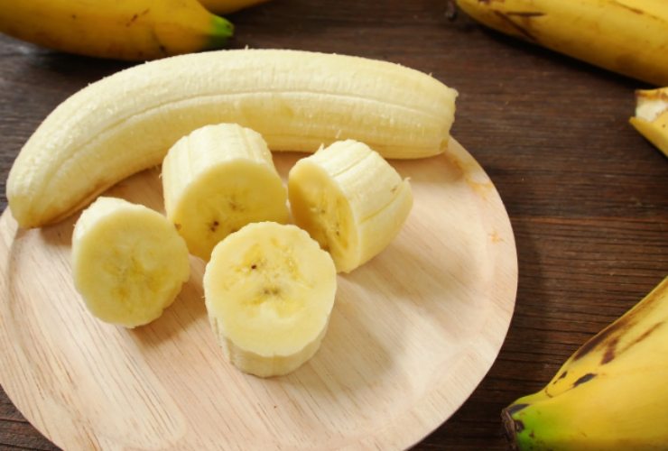 banana sbucciata e tagliata sopra ad un tagliere