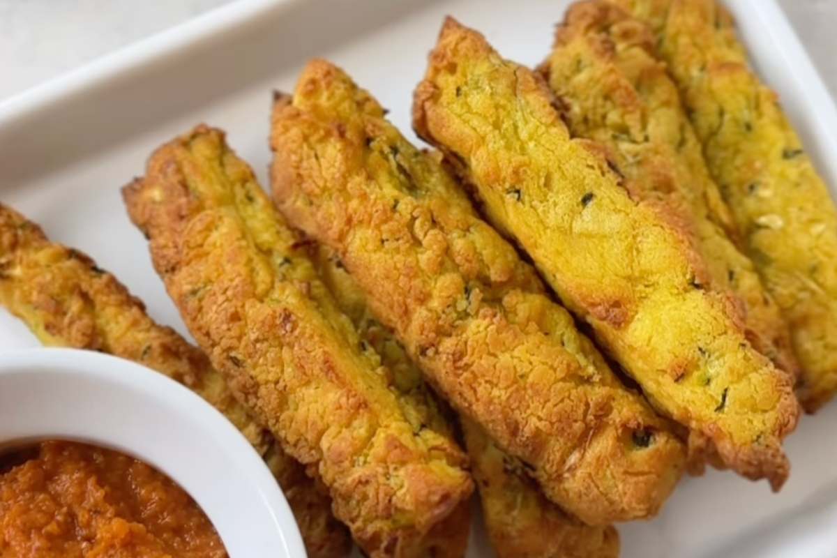 piatto con bastoncini di farina di ceci