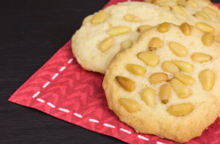 biscotti con sopra dei pinoli