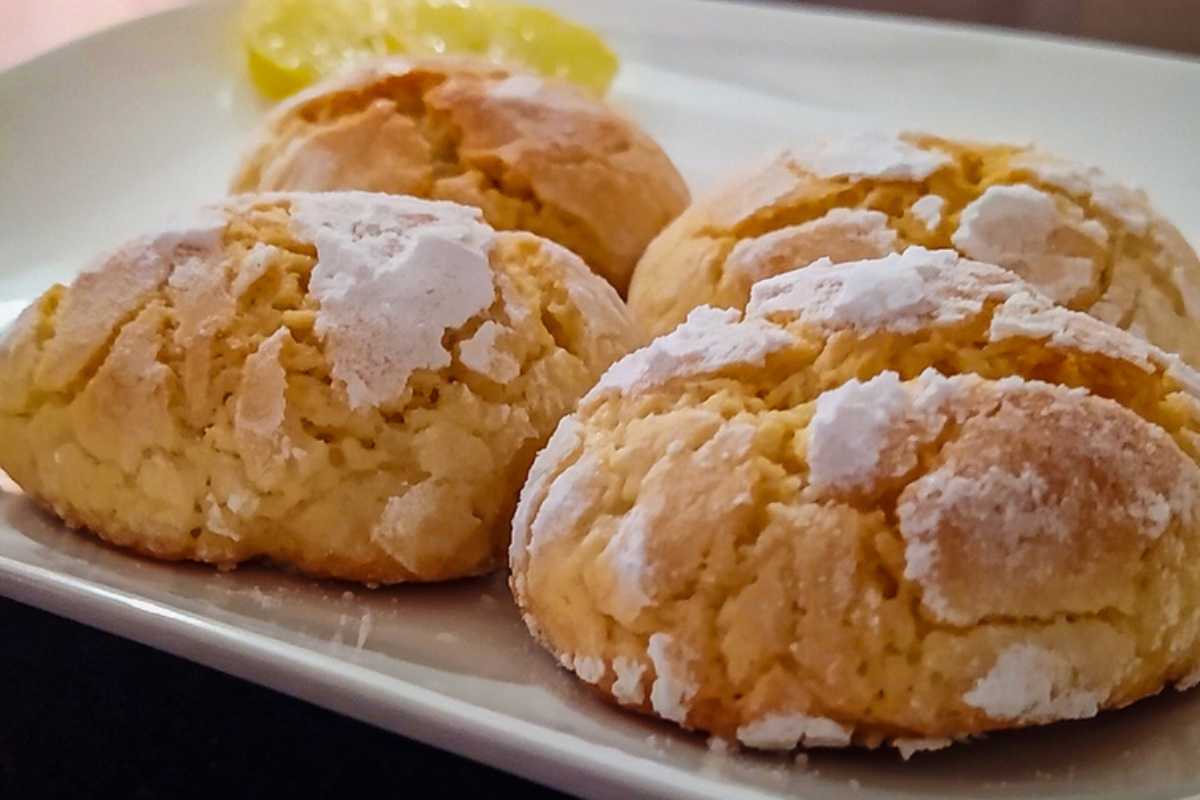 Biscotti cin limone accanto e zucchero a velo