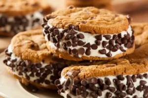 Tre biscotti gelato con gocce di cioccolato