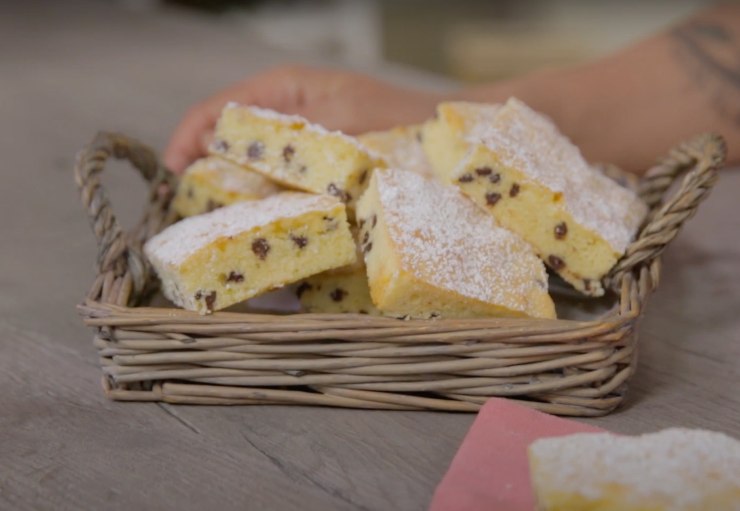 brownies al cioccolato in una cesta