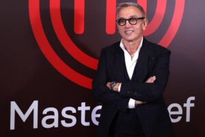 Bruno Barbieri che sorride a braccia conserte