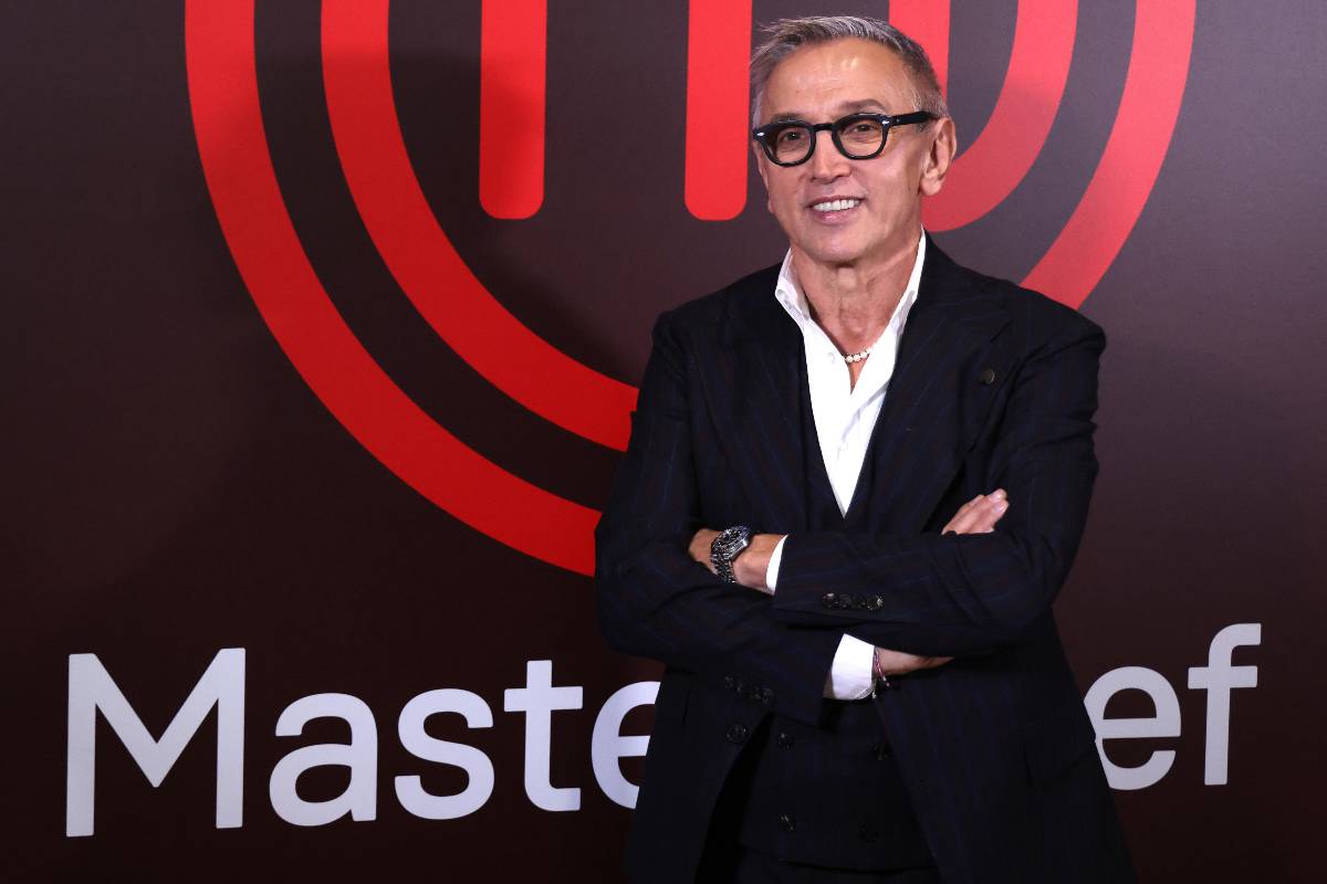 Bruno Barbieri che sorride a braccia conserte