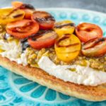 bruschetta con formaggio pesto e pomodorini