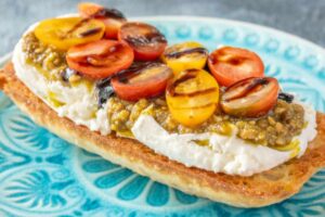 bruschetta con formaggio pesto e pomodorini