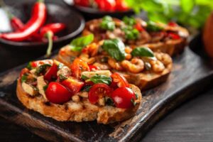 bruschette con pomodorini sul tagliere