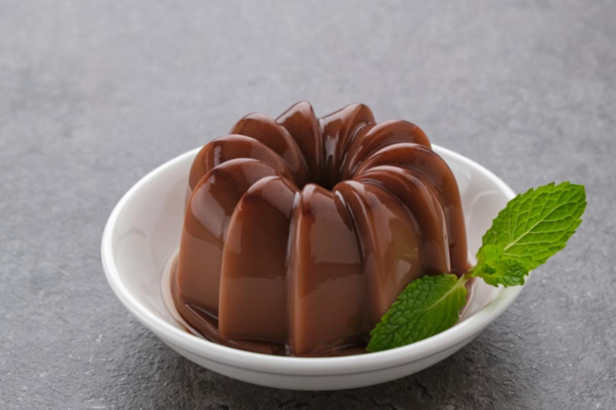 budino al cioccolato in piattino