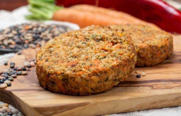 burger vegetali sopra ad un tagliere di legno
