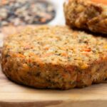 burger di lenticchie sopra ad un tagliere