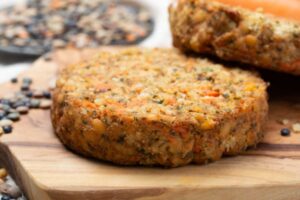 burger di lenticchie sopra ad un tagliere