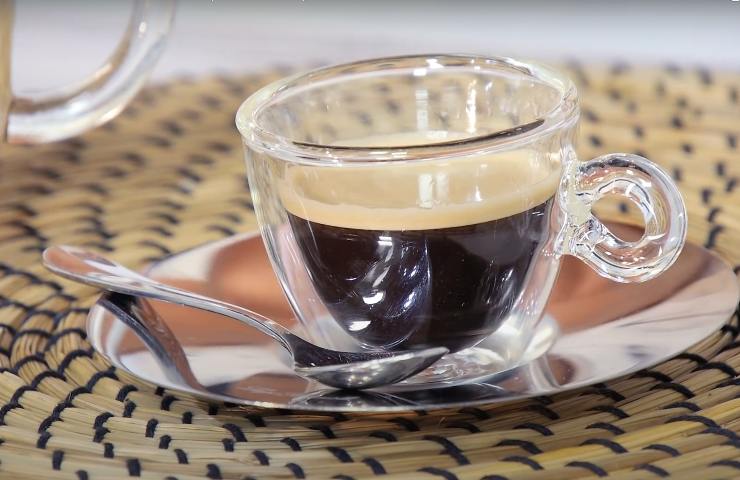tazzina con dentro caffè