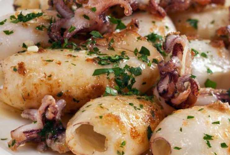 calamari cotti in padella con prezzemolo