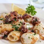 piatto di calamari in padella con prezzemolo