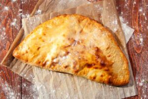 calzone su di un foglio di carta da forno