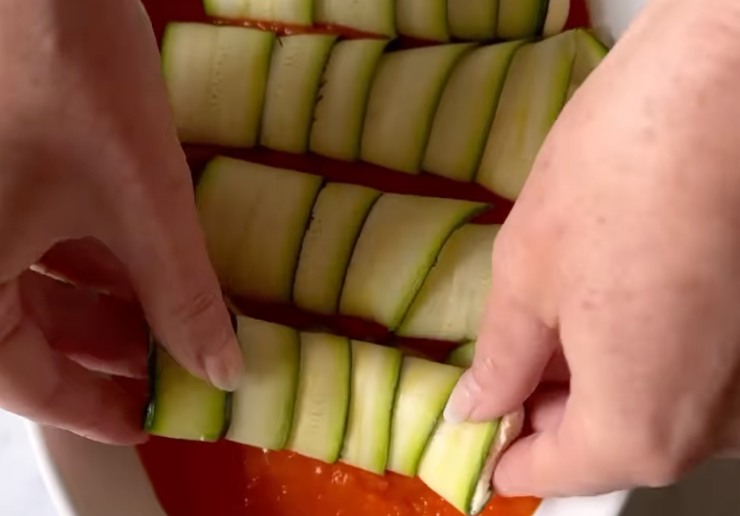 teglia con pomodoro e zucchine arrotolate ripiene