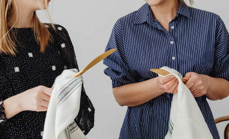 Due donne che asciugano mestoli con canovacci