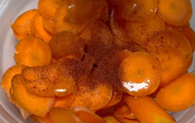 ciotola con carote e spezie varie