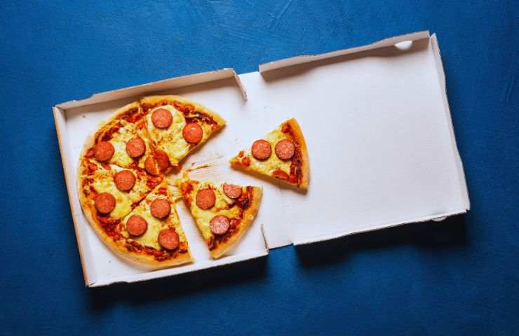 pizza nel cartone