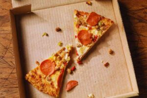 cartone pizza con due fette