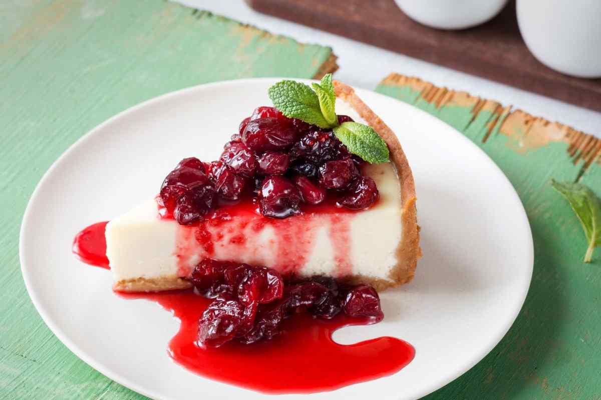 fetta di cheesecake alle amarene