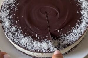cheesecake virale cocco e cioccolato viene tagliata