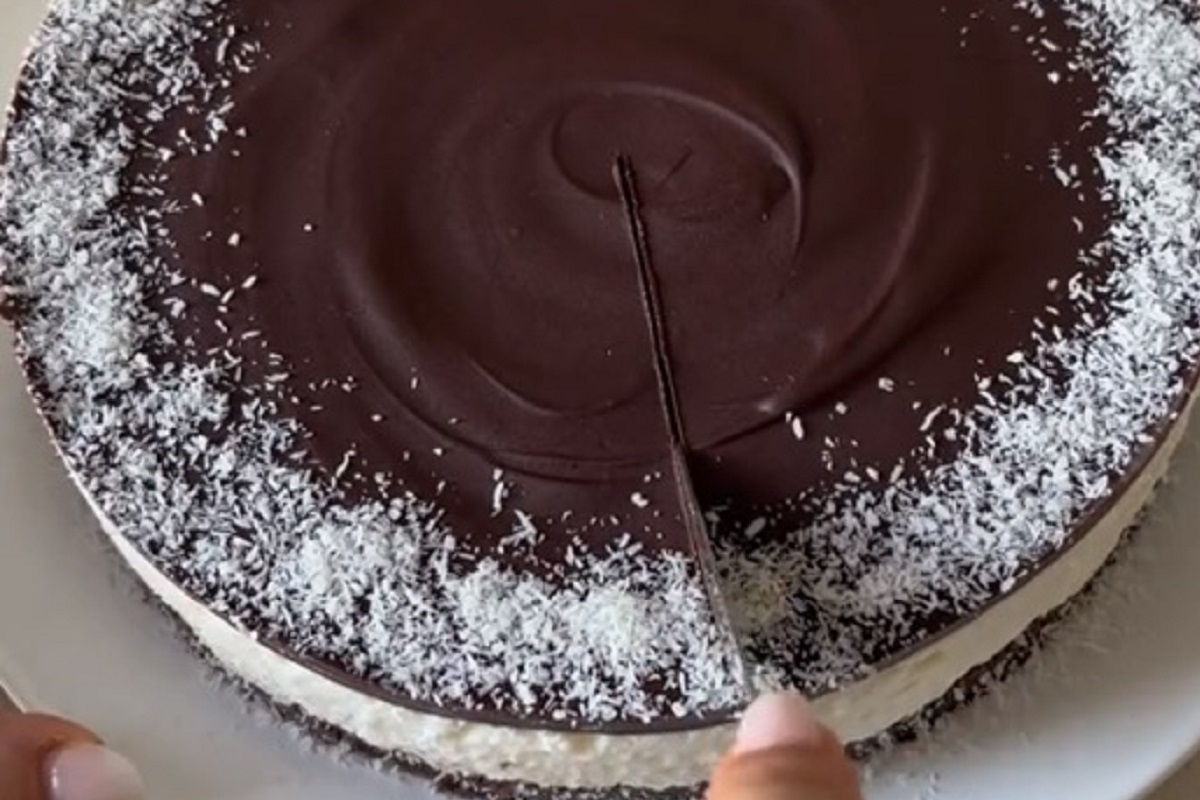 cheesecake virale cocco e cioccolato viene tagliata