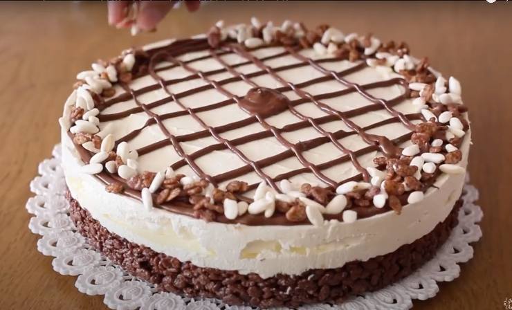 cheesecake con base riso soffiato e crema di nocciole